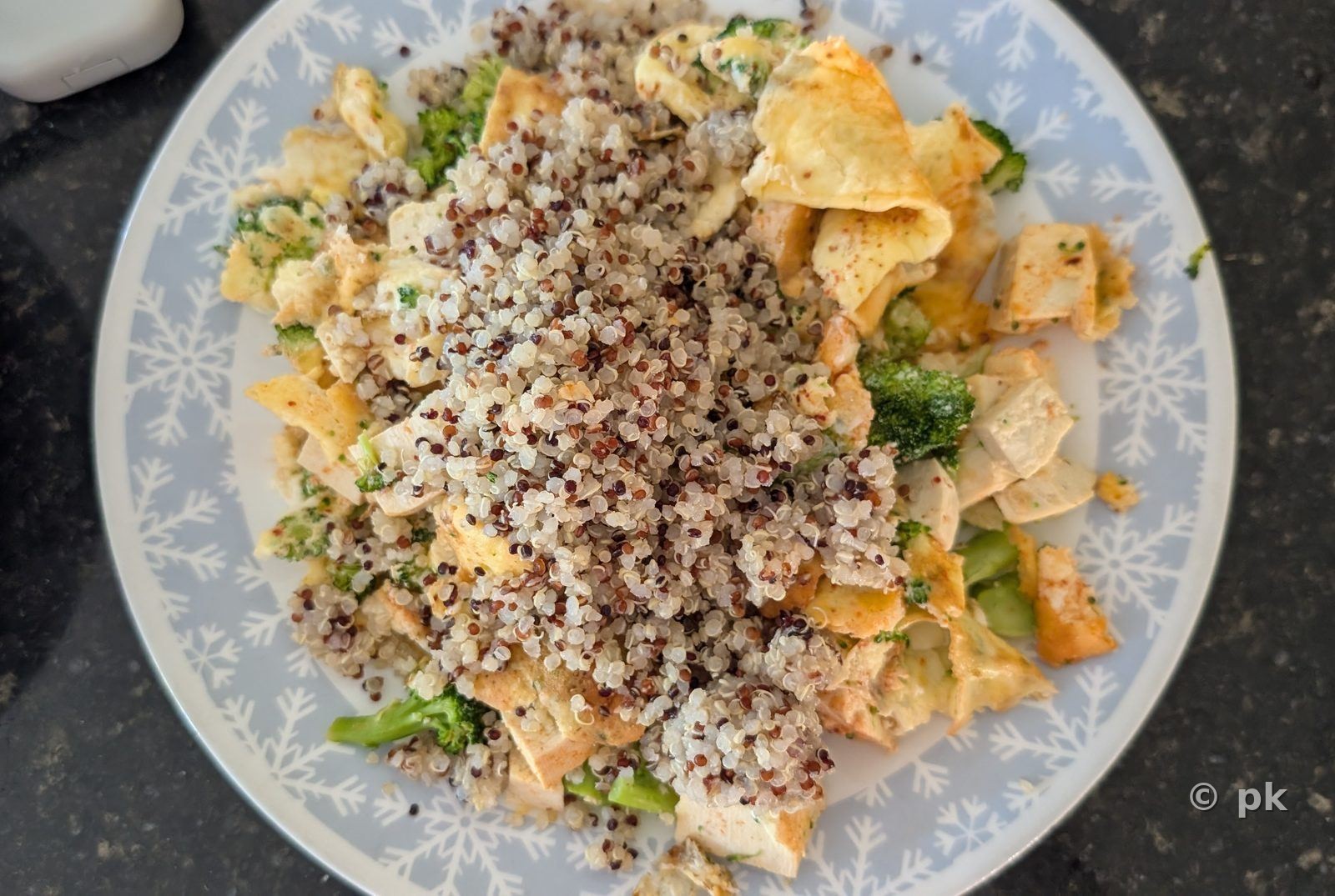 A balanced plate of quinoa, broccoli, and chicken